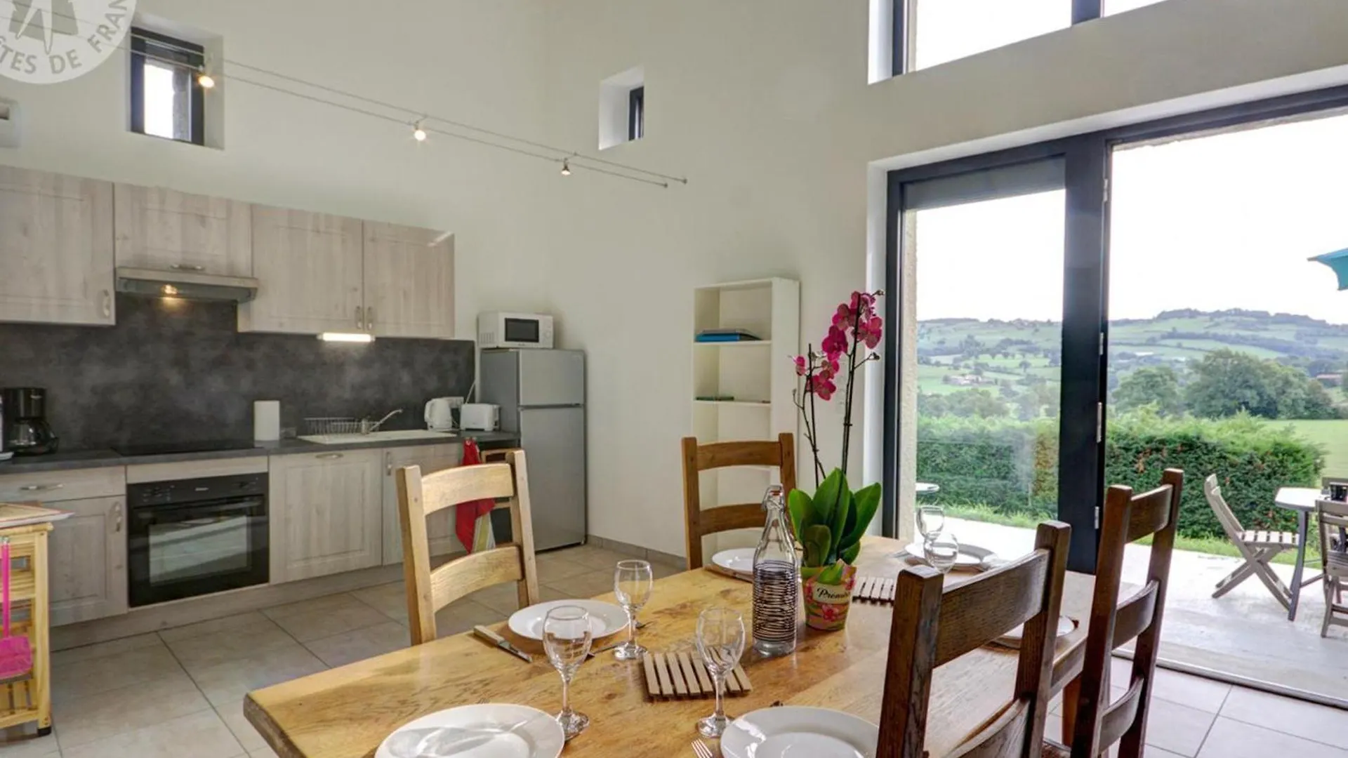 Maison Spacieuse Avec Terrasse, Jardin Et Poele A Bois A Saint-Heand - Fr-1-496-146 צרפת